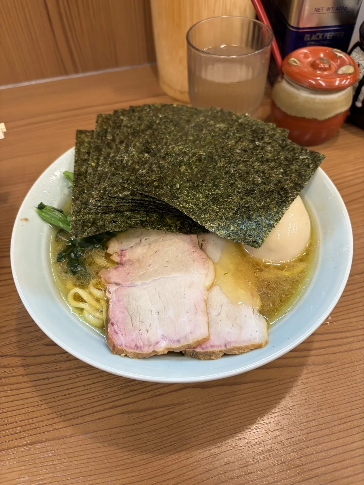 武将家外伝の外伝ラーメン（かため・油多め）。鶏油が浮かぶ豚骨醤油スープに海苔 6 枚、チャーシュー 3 枚、味玉、ほうれん草