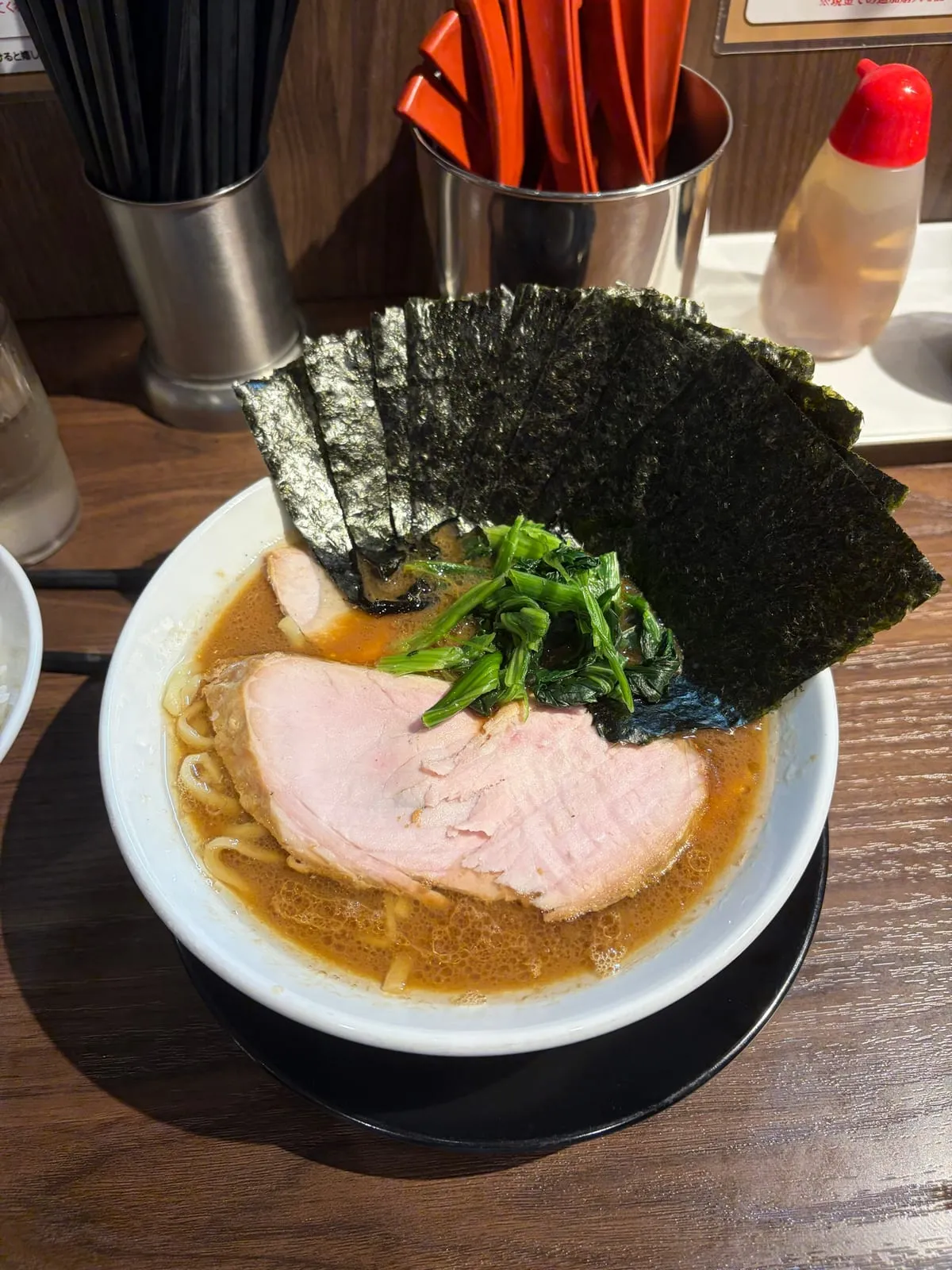 輝道家水道橋の学生ラーメン（油多め）。茶色い豚骨醤油スープに大判のチャーシュー、ほうれん草、扇状に立てた高級海苔5枚