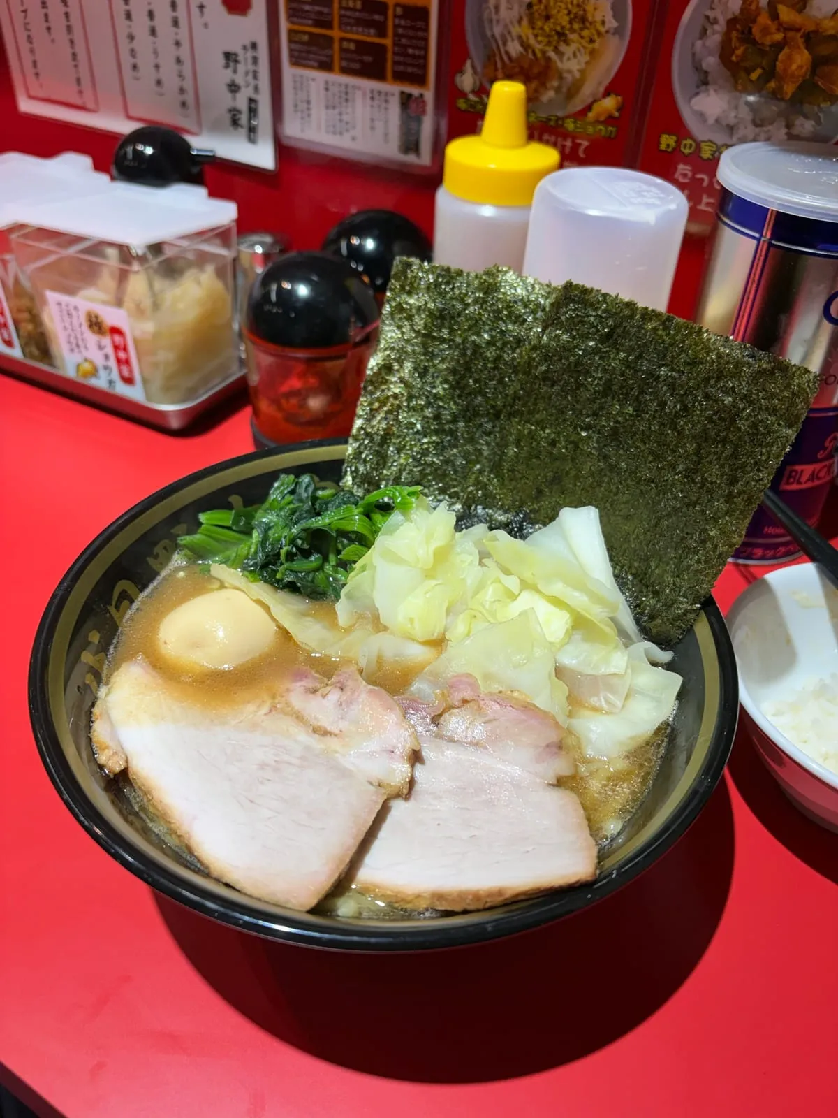 十八代目野中家の学生ラーメンを別アングルから。チャーシューの厚みと断面がよく見える