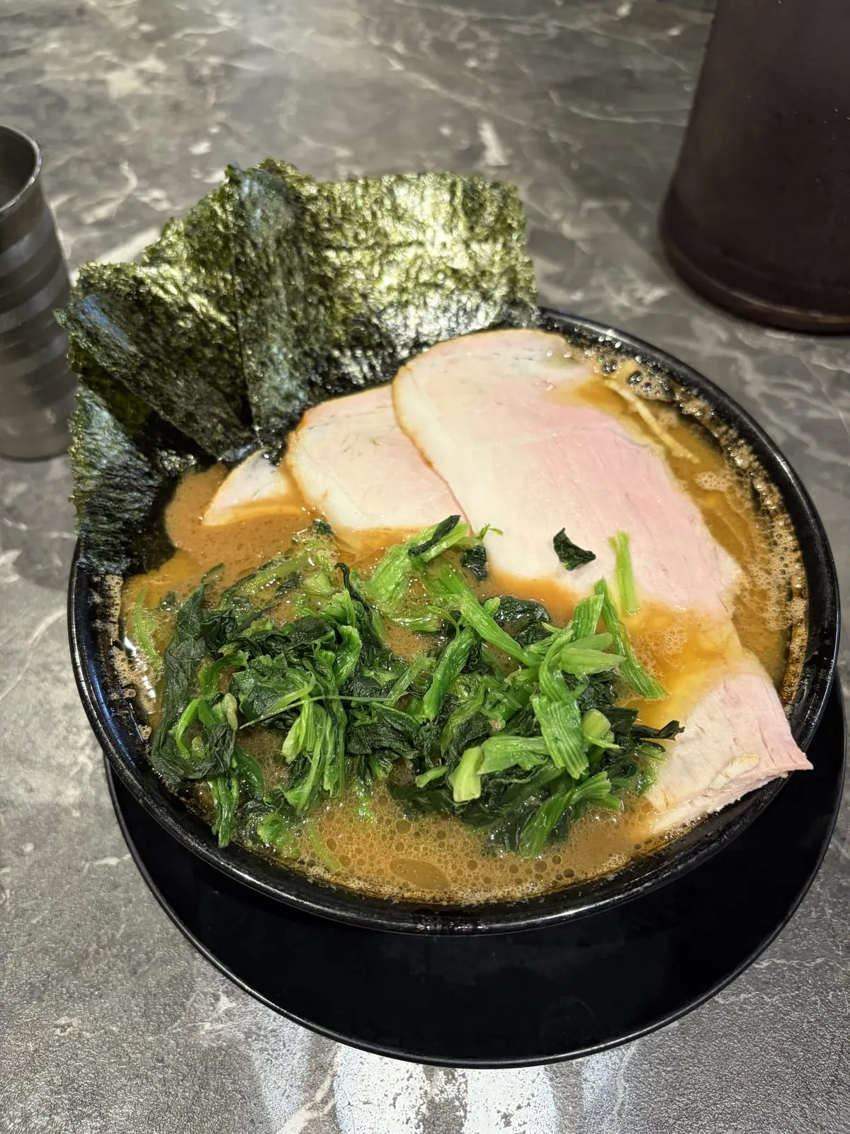 王道家直系ラーメンがくのチャーシュー麺を別アングルから。大判チャーシューとほうれん草、海苔の様子がよく見える